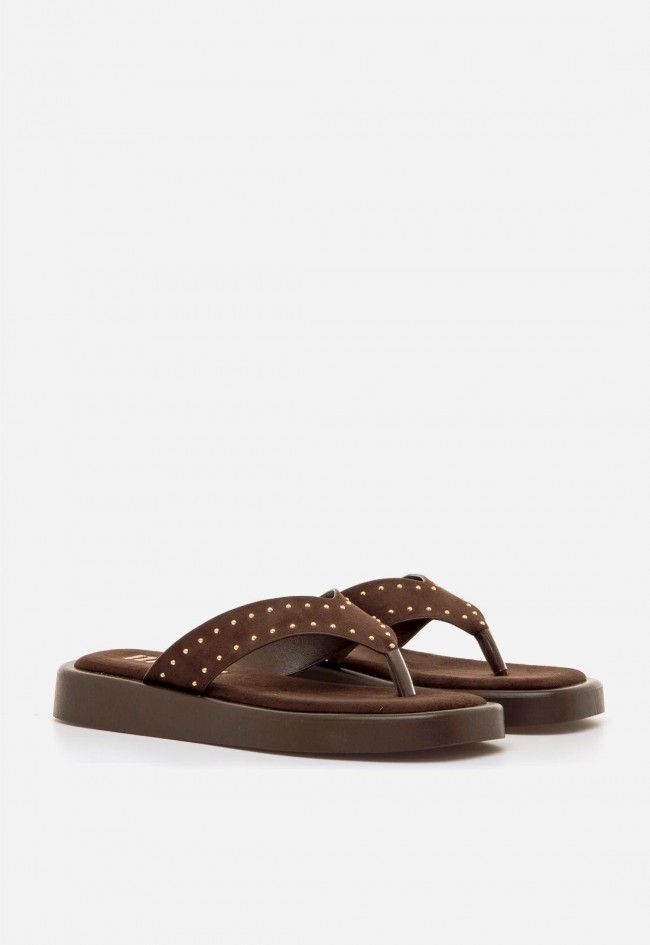 Sandalias Mustang Maby moka con tachas doradas y estilo casual chic