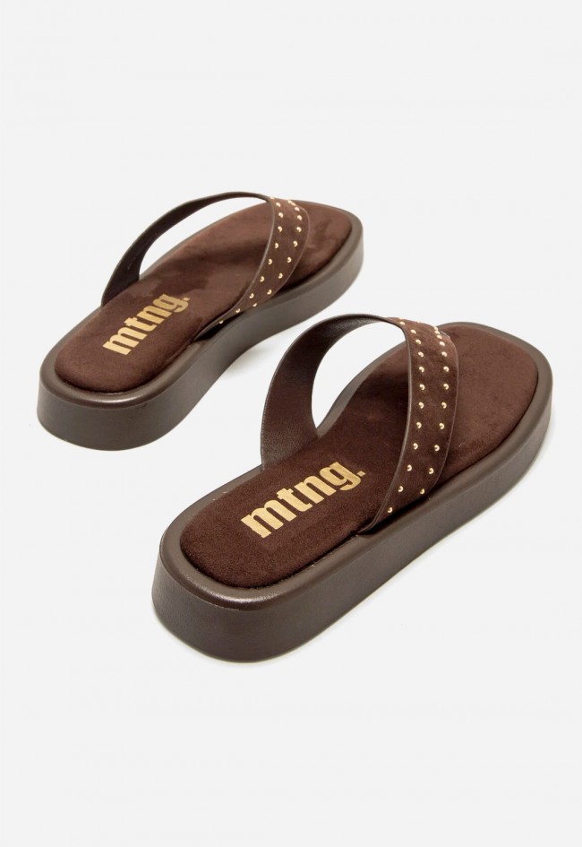 Sandalias Mustang Maby moka con tachas doradas y estilo casual chic