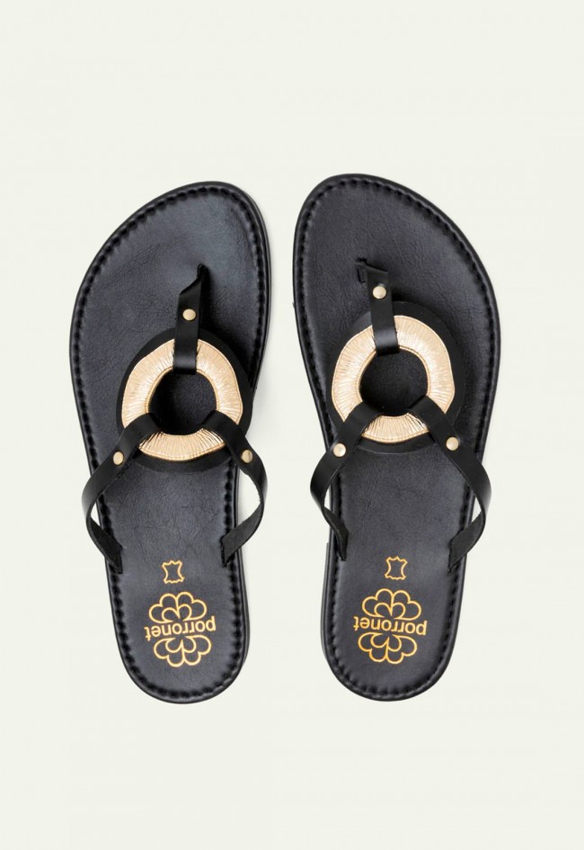 Sandalias Porronet Amaral negras de piel con adorno dorado