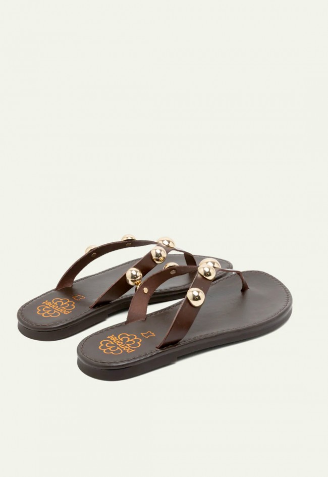 Sandalias Porronet Aurora moka de piel con tachuelas esféricas