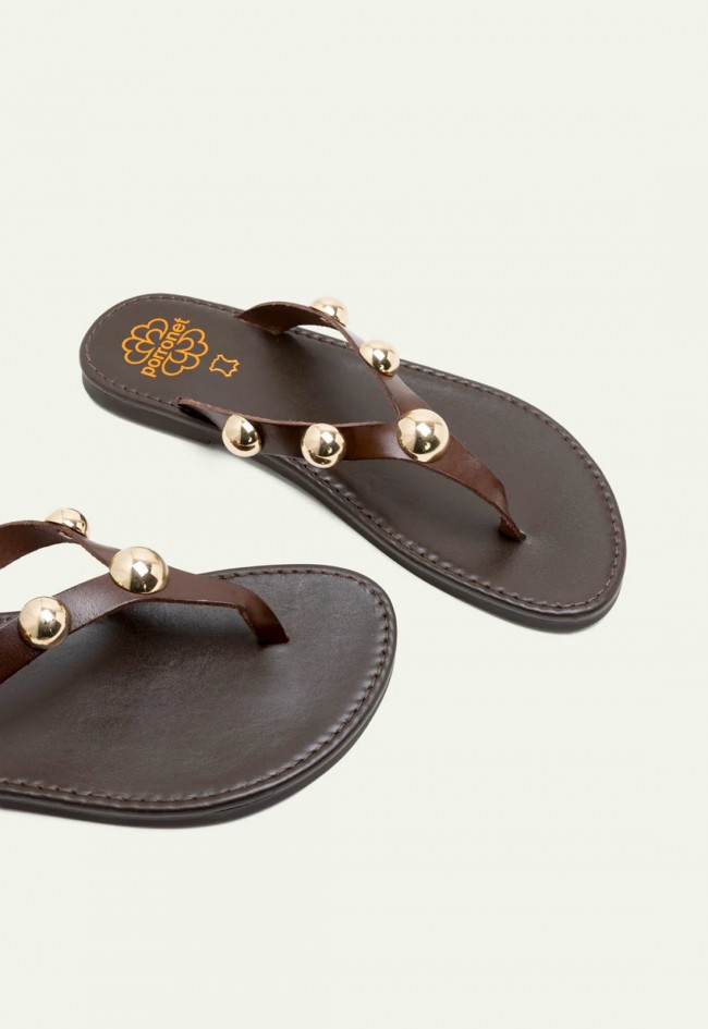 Sandalias Porronet Aurora moka de piel con tachuelas esféricas