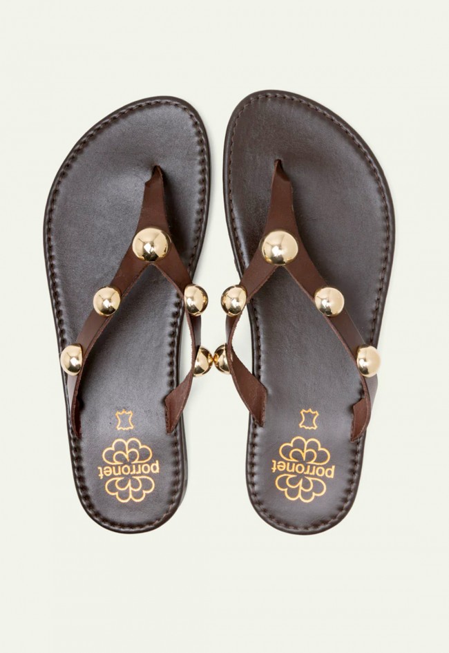Sandalias Porronet Aurora moka de piel con tachuelas esféricas