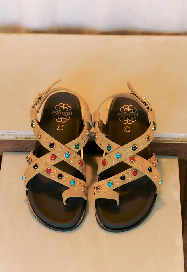 andalia plana de piel camel Porronet Hazel con pedrería multicolor