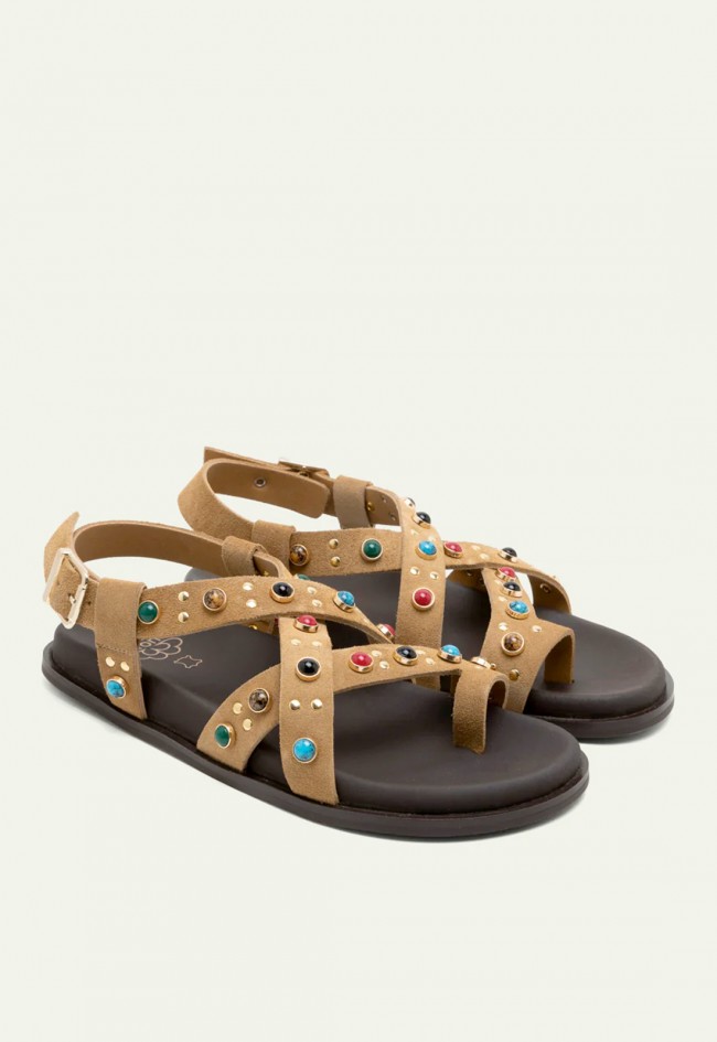 andalia plana de piel camel Porronet Hazel con pedrería multicolor