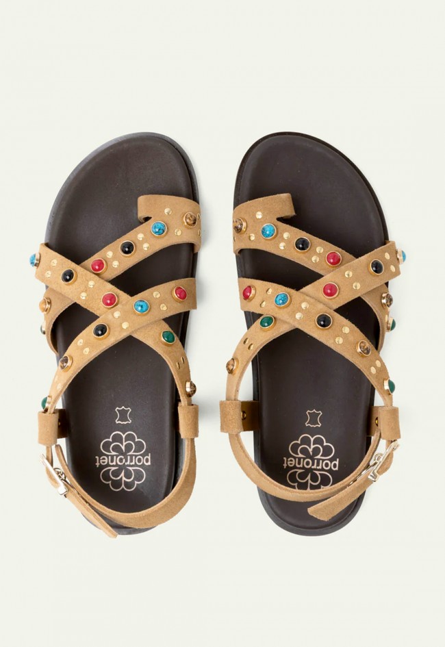andalia plana de piel camel Porronet Hazel con pedrería multicolor