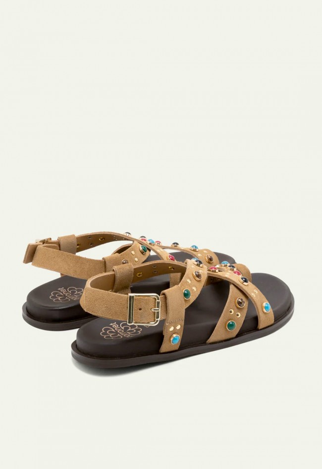 andalia plana de piel camel Porronet Hazel con pedrería multicolor
