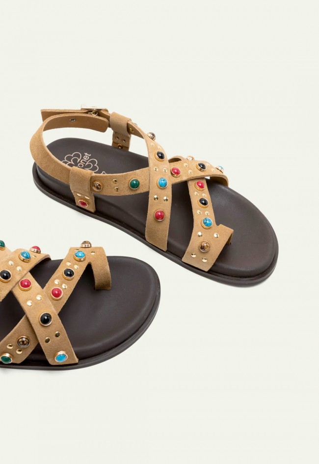andalia plana de piel camel Porronet Hazel con pedrería multicolor