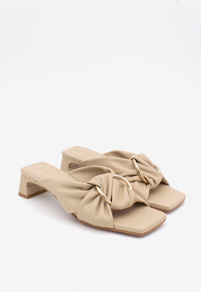 Mule mujer Ángel Alarcón Camila en piel beige con hebilla joya