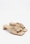 Mule mujer Ángel Alarcón Camila en piel beige con hebilla joya