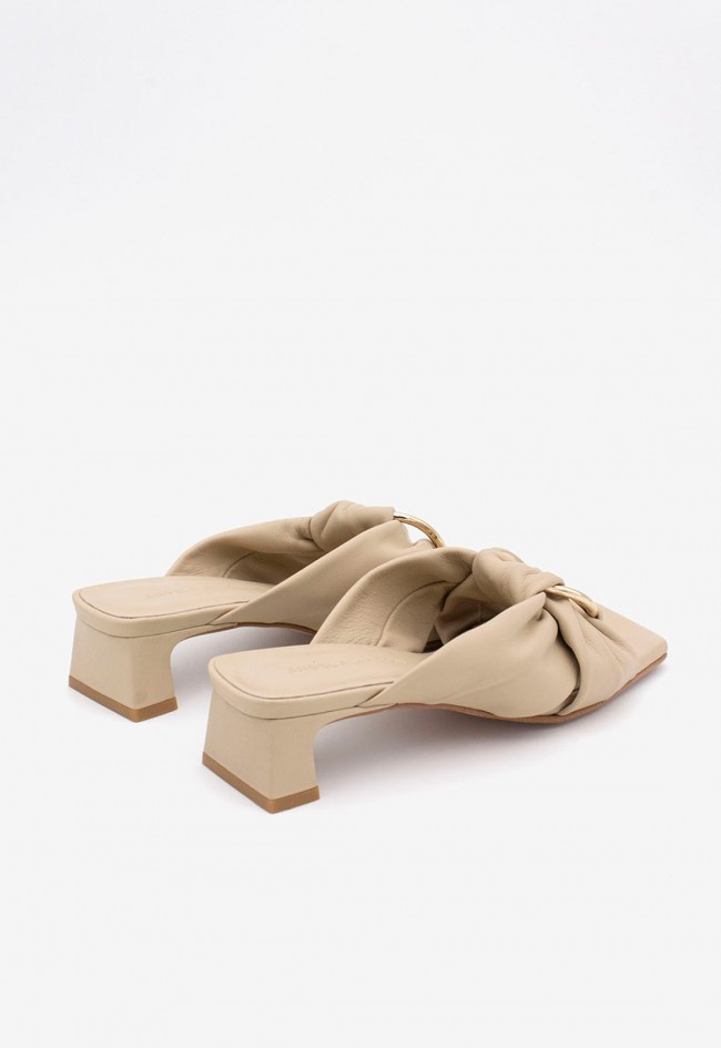 Mule mujer Ángel Alarcón Camila en piel beige con hebilla joya