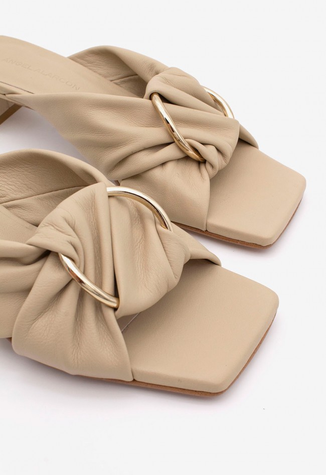 Mule mujer Ángel Alarcón Camila en piel beige con hebilla joya