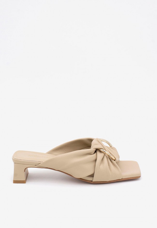 Mule mujer Ángel Alarcón Camila en piel beige con hebilla joya