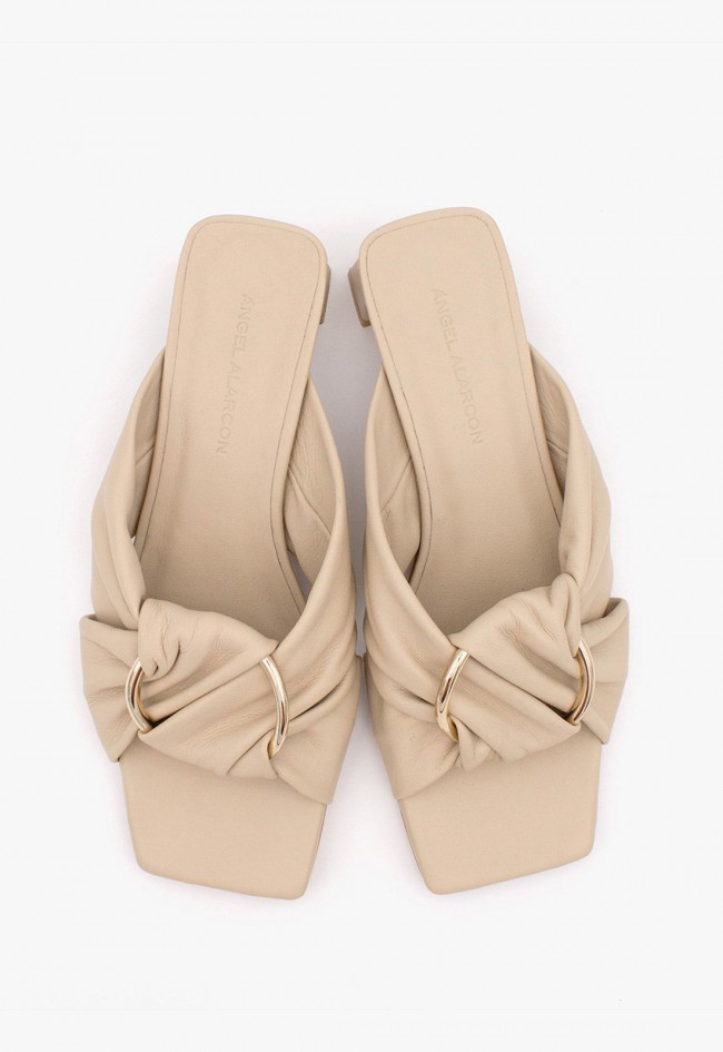 Mule mujer Ángel Alarcón Camila en piel beige con hebilla joya