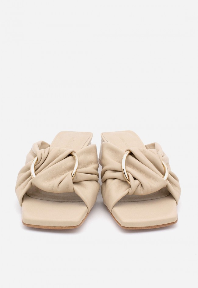 Mule mujer Ángel Alarcón Camila en piel beige con hebilla joya
