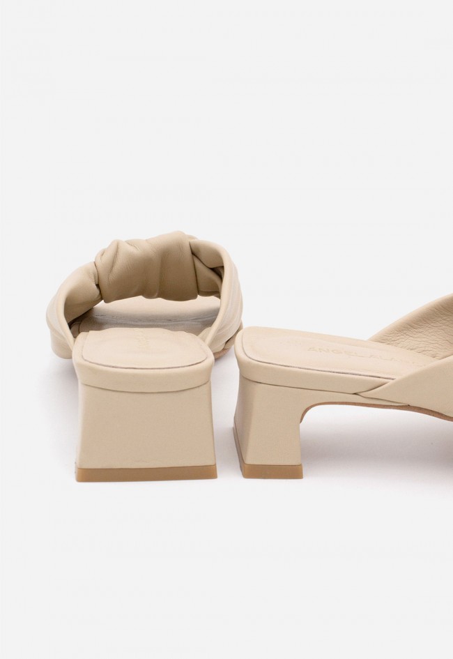 Mule mujer Ángel Alarcón Camila en piel beige con hebilla joya