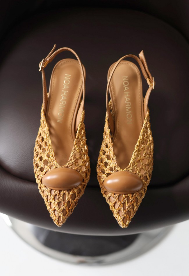 Zapato de tacón Noa Harmon Swan calado con detalle joya