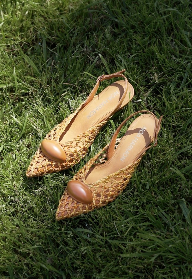 Zapato de tacón Noa Harmon Swan calado con detalle joya
