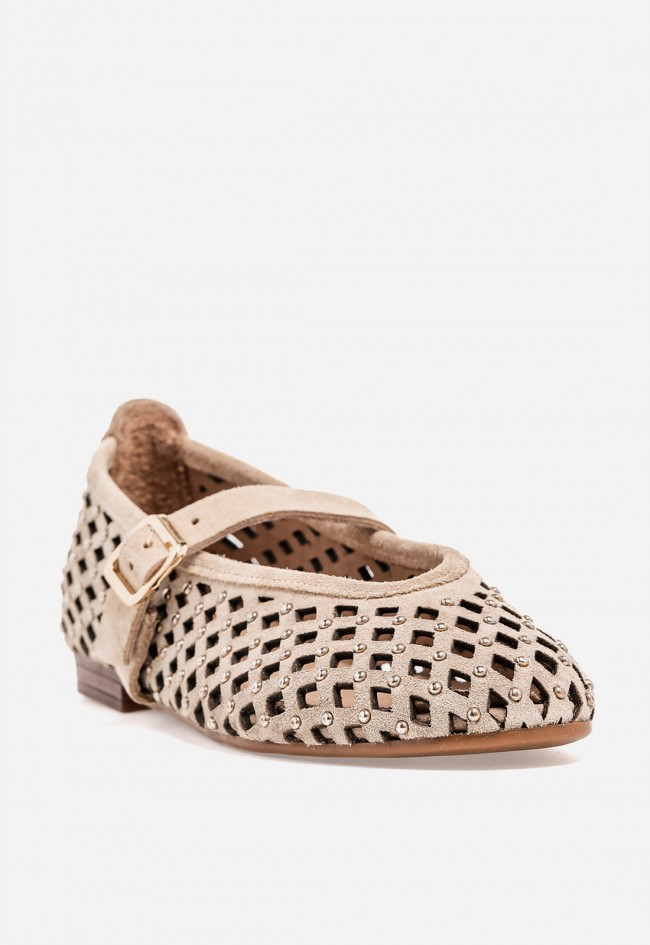 Bailarina plana GLO ZA-19 de piel taupe con calados y tachuelas