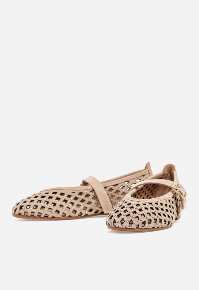 Bailarina plana GLO ZA-19 de piel taupe con calados y tachuelas
