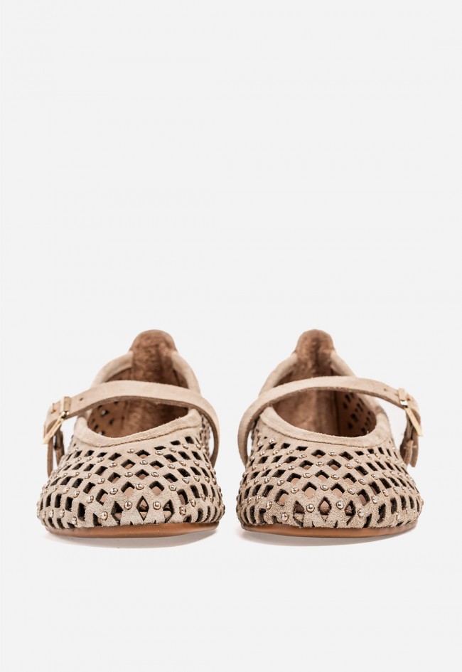 Bailarina plana GLO ZA-19 de piel taupe con calados y tachuelas