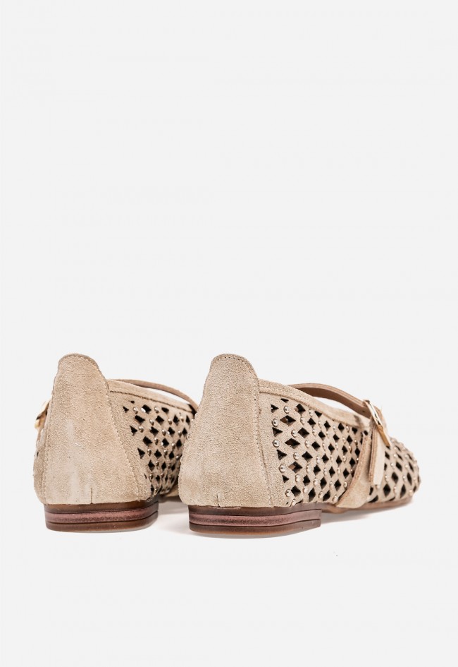 Bailarina plana GLO ZA-19 de piel taupe con calados y tachuelas