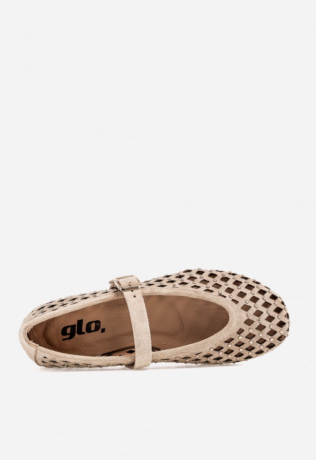 Bailarina plana GLO ZA-19 de piel taupe con calados y tachuelas