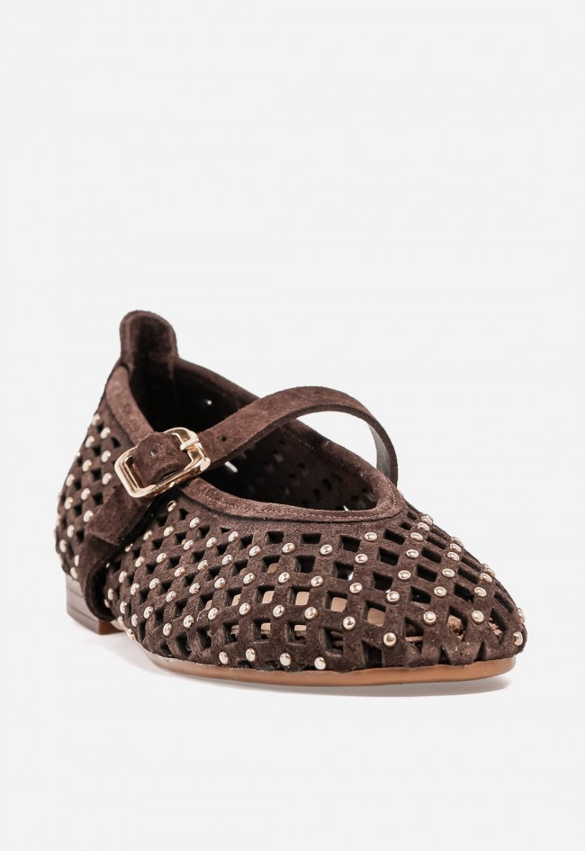 Bailarina de mujer GLO ZA-19 de piel chocolate con calados y tachuelas