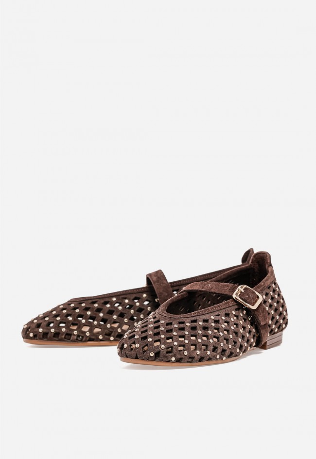 Bailarina de mujer GLO ZA-19 de piel chocolate con calados y tachuelas