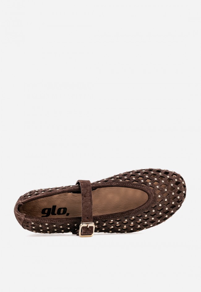 Bailarina de mujer GLO ZA-19 de piel chocolate con calados y tachuelas