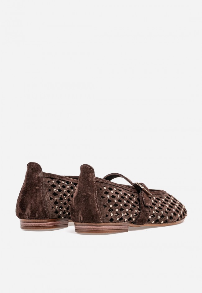 Bailarina de mujer GLO ZA-19 de piel chocolate con calados y tachuelas