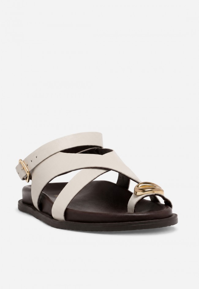 Sandalia plana de mujer GLO ZI-904 en piel blanca con tiras cruzadas y detalle joya