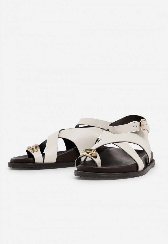 Sandalia plana de mujer GLO ZI-904 en piel blanca con tiras cruzadas y detalle joya