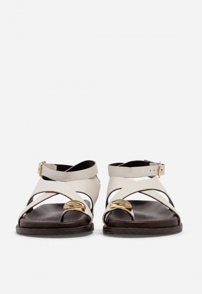 Sandalia plana de mujer GLO ZI-904 en piel blanca con tiras cruzadas y detalle joya
