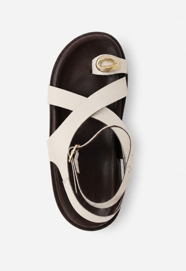 Sandalia plana de mujer GLO ZI-904 en piel blanca con tiras cruzadas y detalle joya
