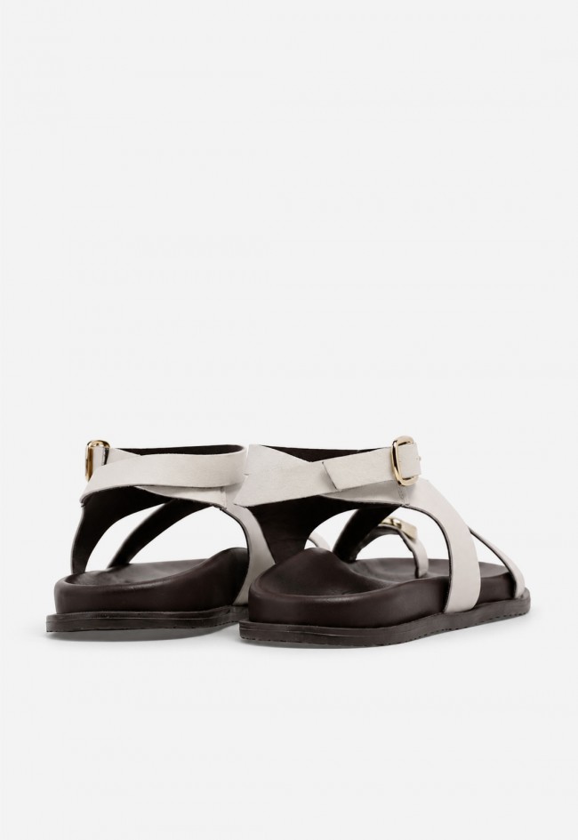 Sandalia plana de mujer GLO ZI-904 en piel blanca con tiras cruzadas y detalle joya