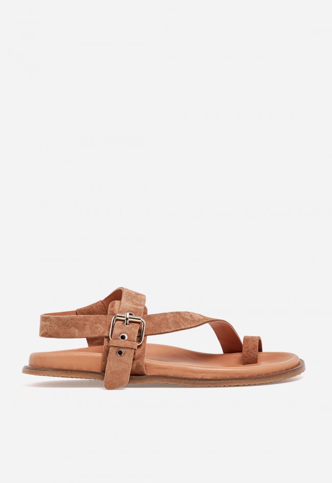 Sandalia plana de mujer GLO en piel color cuero con hebilla dorada y estilo boho chic
