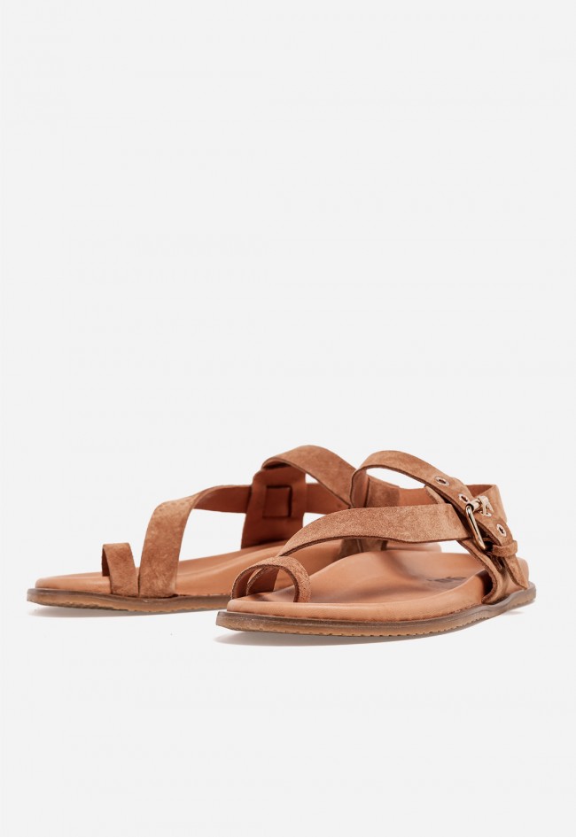 Sandalia plana de mujer GLO en piel color cuero con hebilla dorada y estilo boho chic