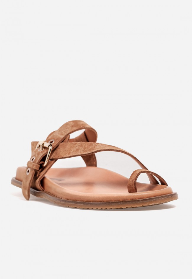 Sandalia plana de mujer GLO en piel color cuero con hebilla dorada y estilo boho chic