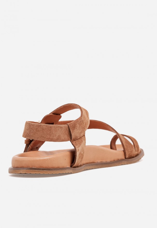 Sandalia plana de mujer GLO en piel color cuero con hebilla dorada y estilo boho chic
