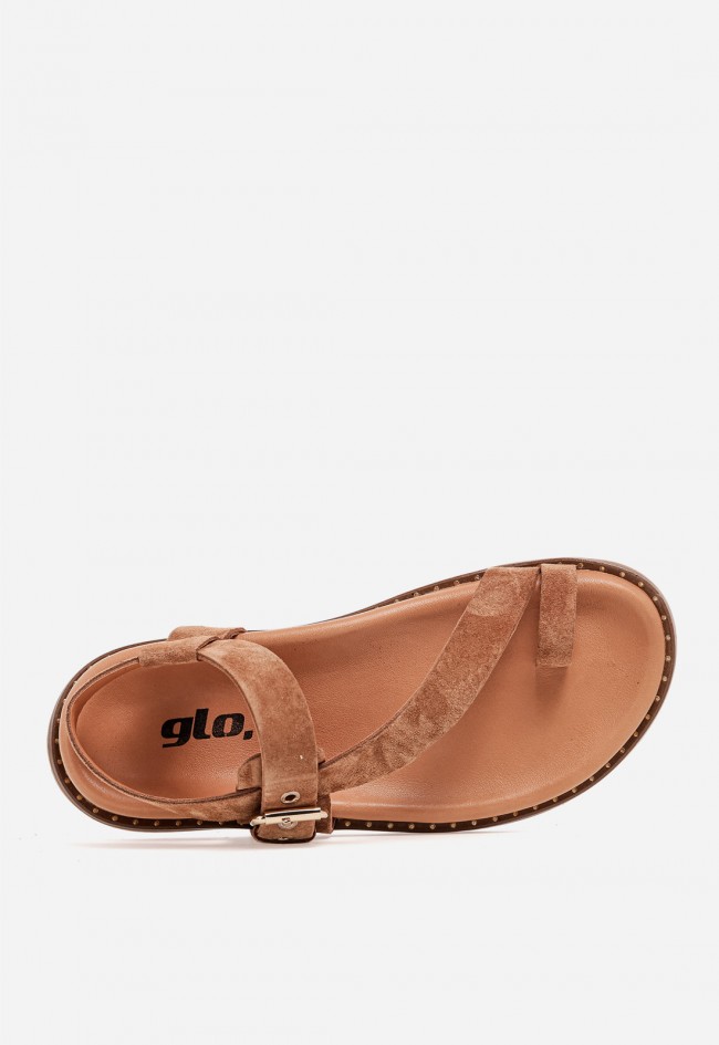 Sandalia plana de mujer GLO en piel color cuero con hebilla dorada y estilo boho chic