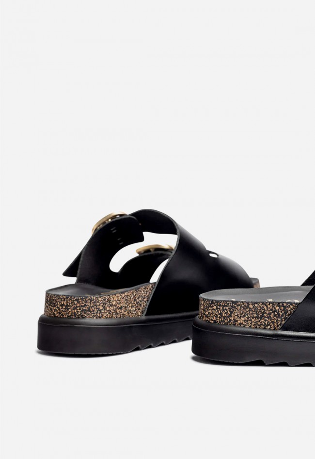 Sandalia de plataforma mujer Yokono TUNEZ-130 en piel negra con hebillas doradas para un look urbano chic