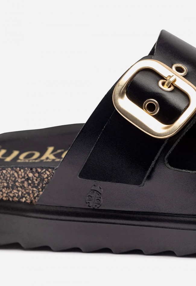 Sandalia de plataforma mujer Yokono TUNEZ-130 en piel negra con hebillas doradas para un look urbano chic