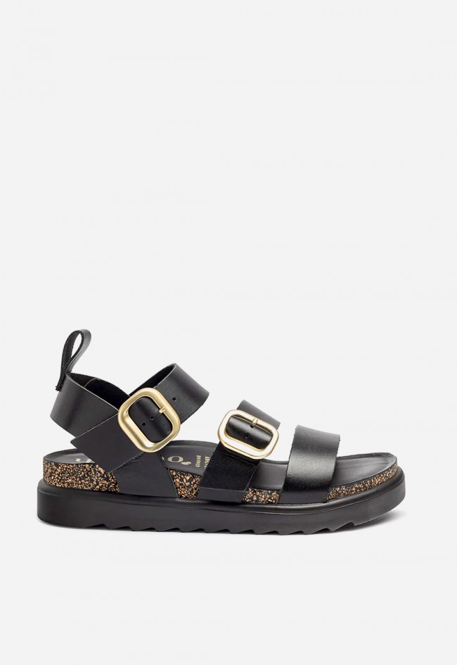 Sandalia de plataforma mujer Yokono TUNEZ-127 en piel negra con hebillas doradas para un estilo urbano con actitud