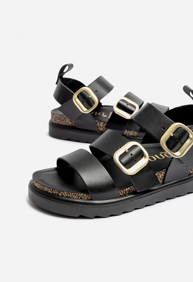 Sandalia de plataforma mujer Yokono TUNEZ-127 en piel negra con hebillas doradas para un estilo urbano con actitud