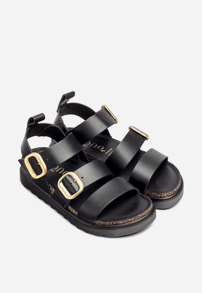 Sandalia de plataforma mujer Yokono TUNEZ-127 en piel negra con hebillas doradas para un estilo urbano con actitud