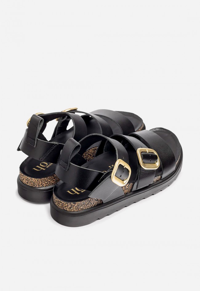 Sandalia de plataforma mujer Yokono TUNEZ-127 en piel negra con hebillas doradas para un estilo urbano con actitud