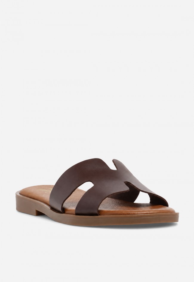 Sandalia plana mujer VAS 606 en piel marrón, estilo effortless para un verano con clase