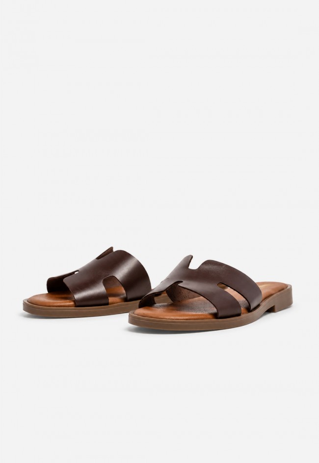 Sandalia plana mujer VAS 606 en piel marrón, estilo effortless para un verano con clase