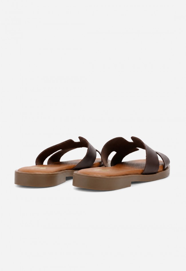 Sandalia plana mujer VAS 606 en piel marrón, estilo effortless para un verano con clase