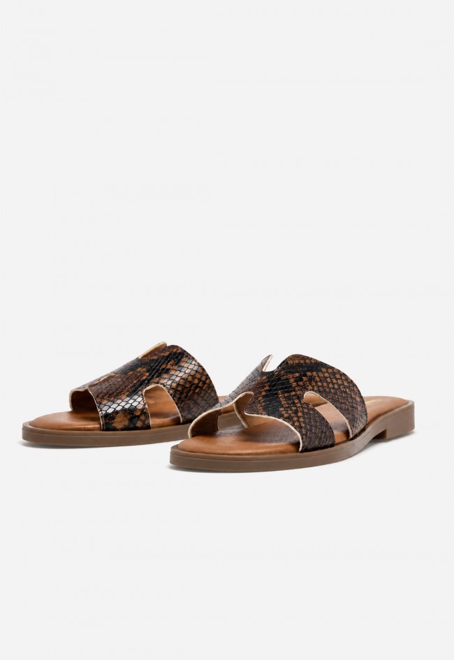 Sandalia plana mujer VAS 606 en piel animal print, actitud salvaje con estilo sofisticado